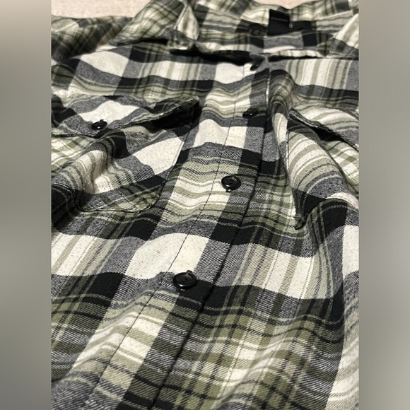 Forever 21 men’s green flannel - Picture 3 of 4